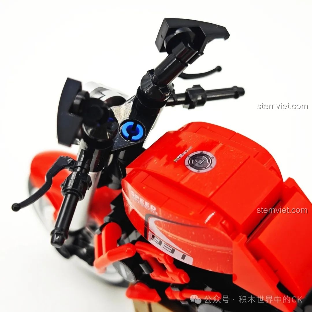 Cận cảnh khu vực bình xăng và tay lái của mô hình SEMBO 714552, với các sticker chi tiết và tinh xảo.