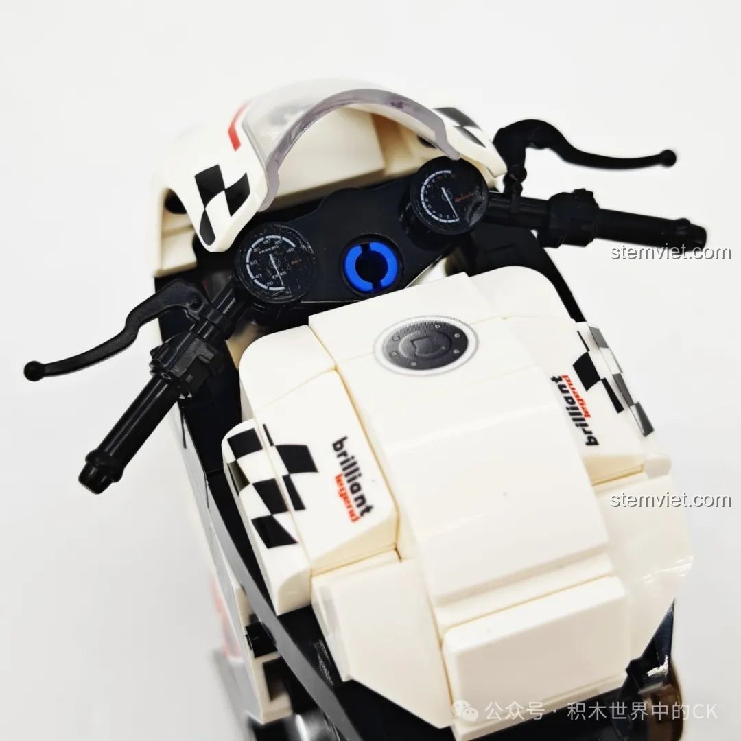 Cận cảnh khu vực bình xăng và tay lái của mô hình SEMBO 714553, thể hiện sự chi tiết trong thiết kế.