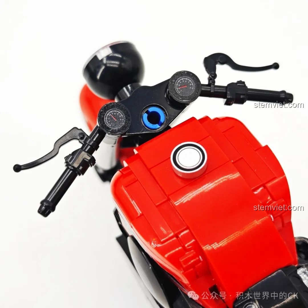 Cận cảnh khu vực bình xăng và tay lái của mô hình SEMBO 714554, thể hiện phong cách thiết kế tối giản.