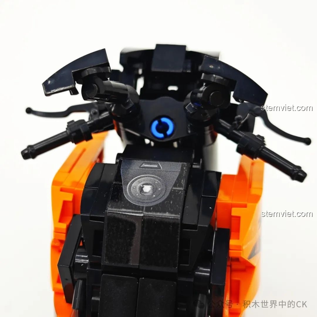 Cận cảnh khu vực bình xăng và tay lái của mô hình SEMBO 714555, thể hiện sự tối giản và hiệu quả.