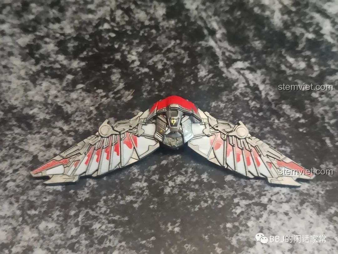 Cận cảnh chi tiết bộ cánh của Falcon trong bộ đồ chơi WM 6117, các đường nét được khắc họa tinh xảo.