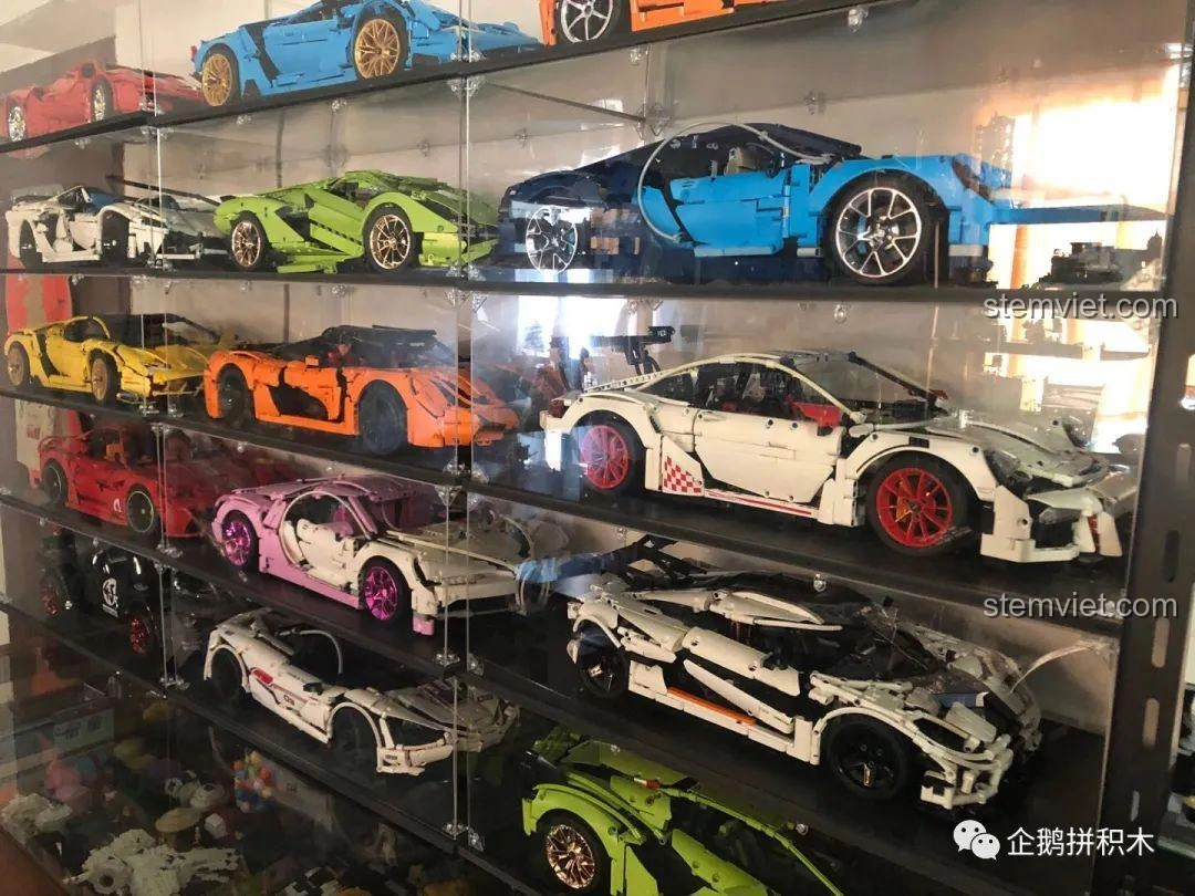 Cận cảnh các mẫu xe đua lắp ráp trong bộ sưu tập, nổi bật với màu sắc và thiết kế độc đáo.