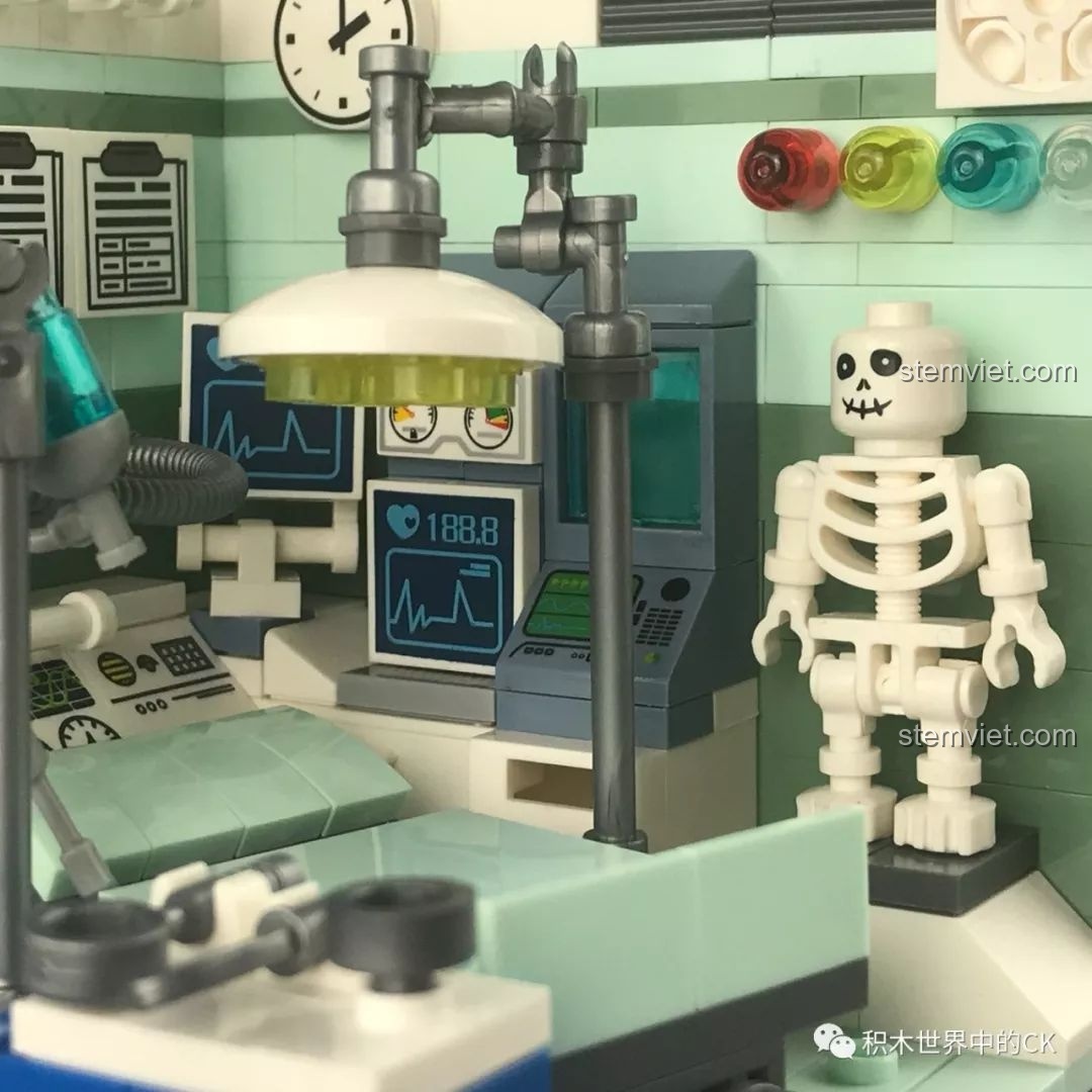 Cận cảnh bộ xương người và đèn mổ trong phòng phẫu thuật, các chi tiết được thể hiện rất tốt.