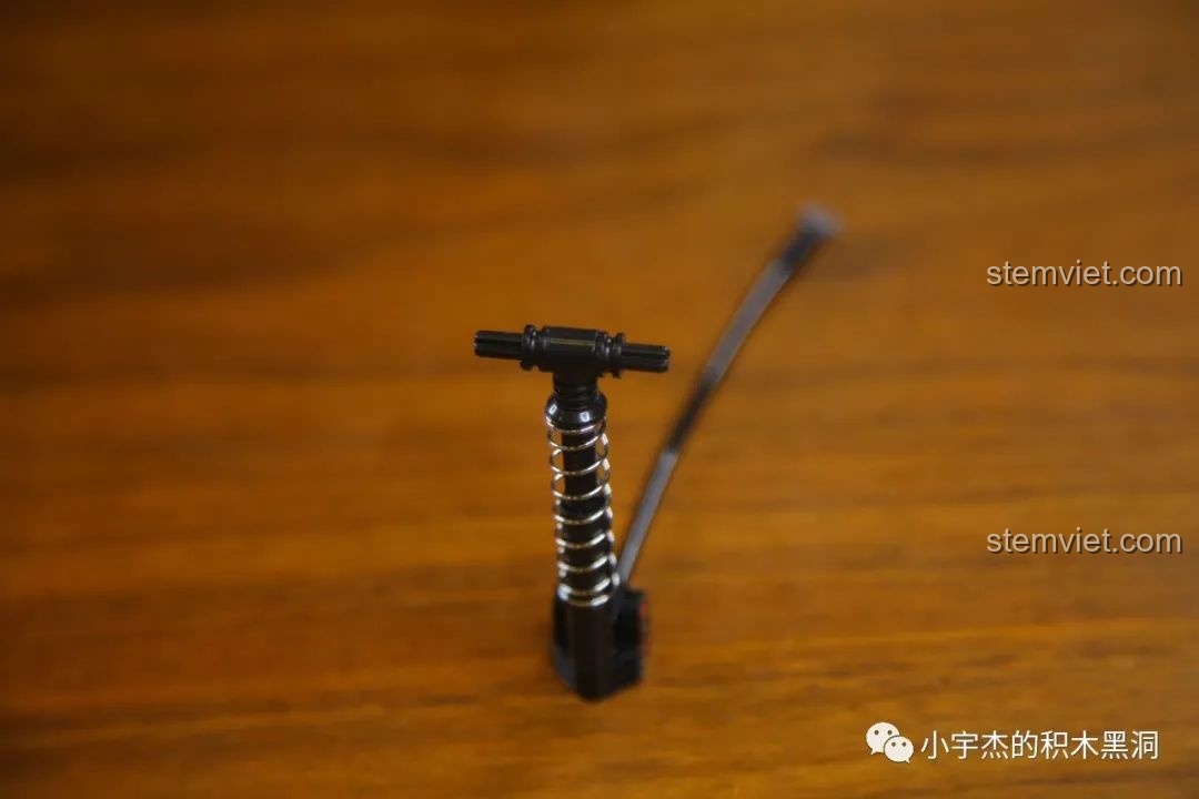 Cận cảnh chi tiết bơm xe được làm từ giảm xóc của mô hình xe xích lô AchKo 50015.