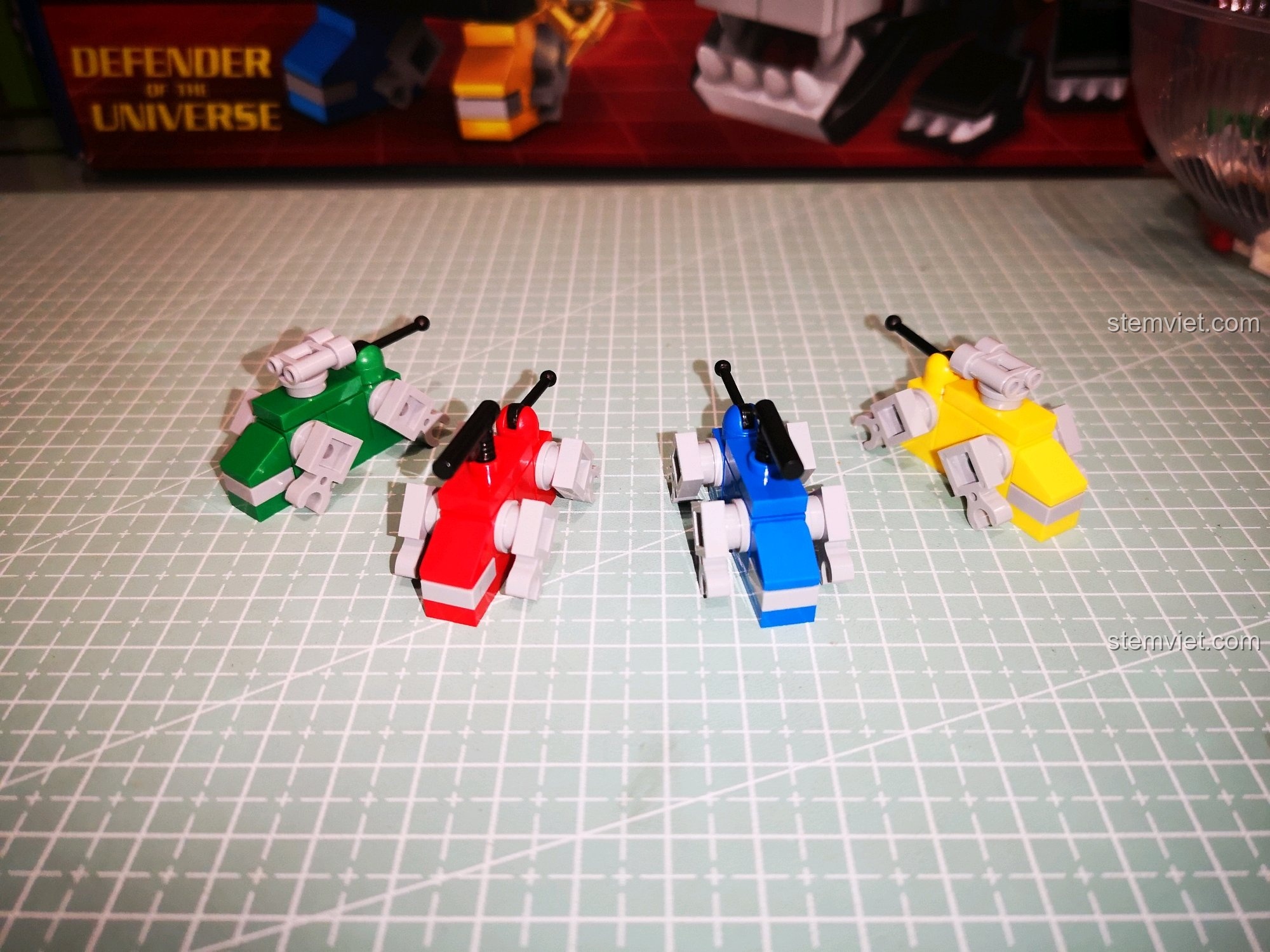 Góc chụp cận cảnh 4 sư tử mini của bộ lắp ghép Bách Thú Vương GoLion, thể hiện sự đa dạng màu sắc.