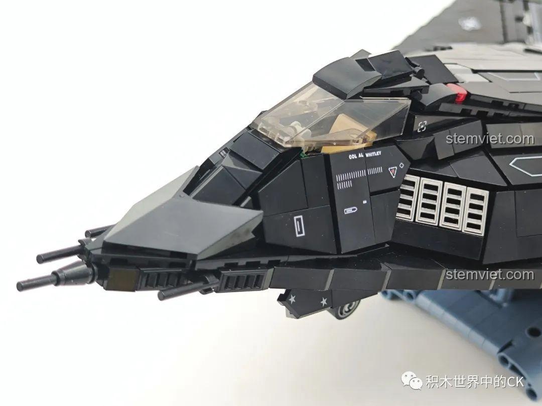 Cận cảnh phần mũi và buồng lái của mô hình JIESTAR 58058, các chi tiết được in sắc nét, tăng thêm giá trị cho sản phẩm.