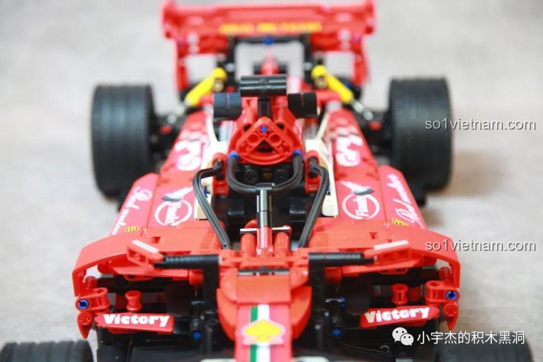 Cận cảnh buồng lái và hệ thống bảo vệ HALO trên mô hình K-Box 10295 Xe đua F1 màu đỏ.