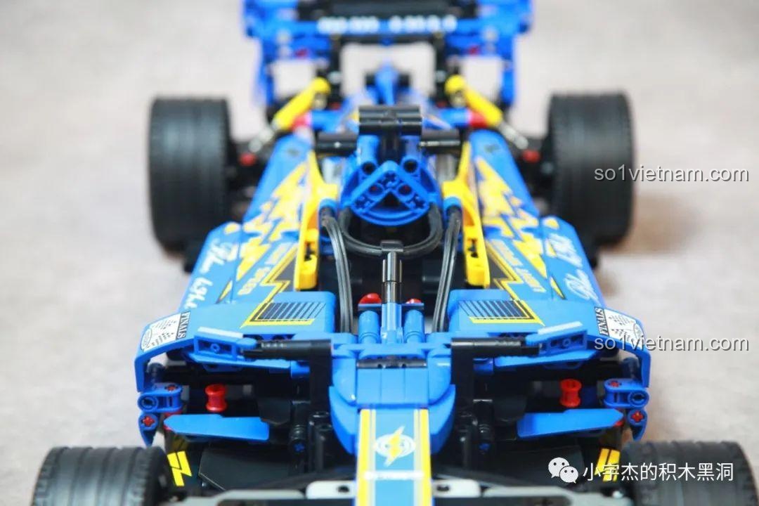 Cận cảnh buồng lái và hệ thống bảo vệ HALO trên mô hình K-Box 10296 Xe đua F1 tốc độ cao.