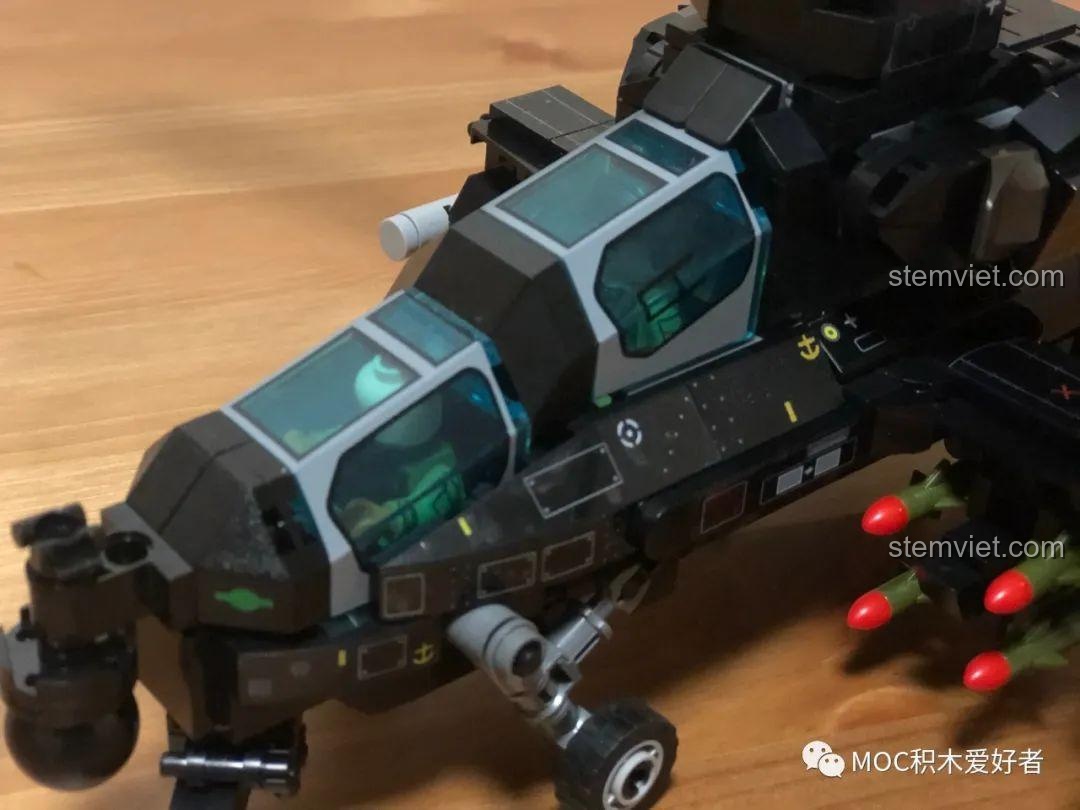 Cận cảnh buồng lái của mô hình Sembo 202119 Trực thăng tấn công Z-10, với phi công bên trong.