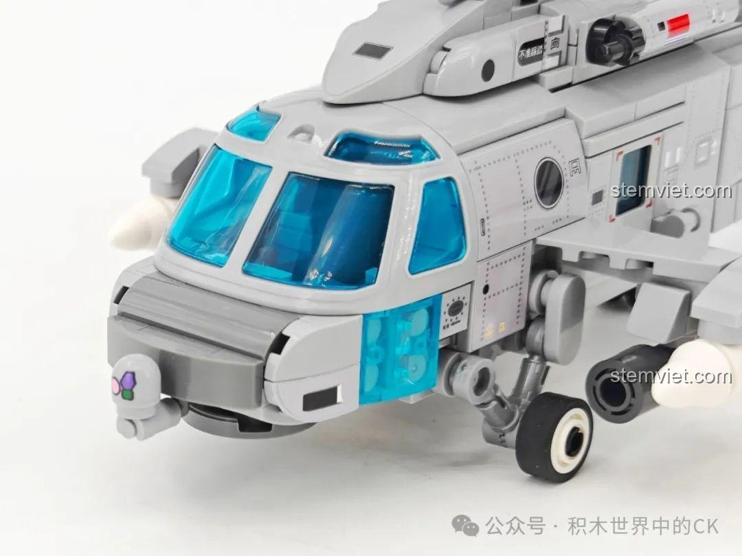 Cận cảnh chi tiết buồng lái của mô hình trực thăng Z-20J trong bộ đồ chơi mô hình Bộ ba chiến đấu cơ hải quân.