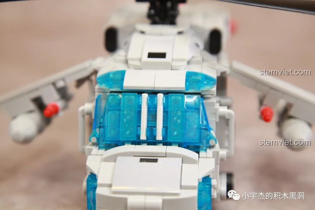 Cận cảnh chi tiết buồng lái của mô hình WOMA C0897, được lắp ghép từ các mảnh nhựa trong suốt màu xanh.