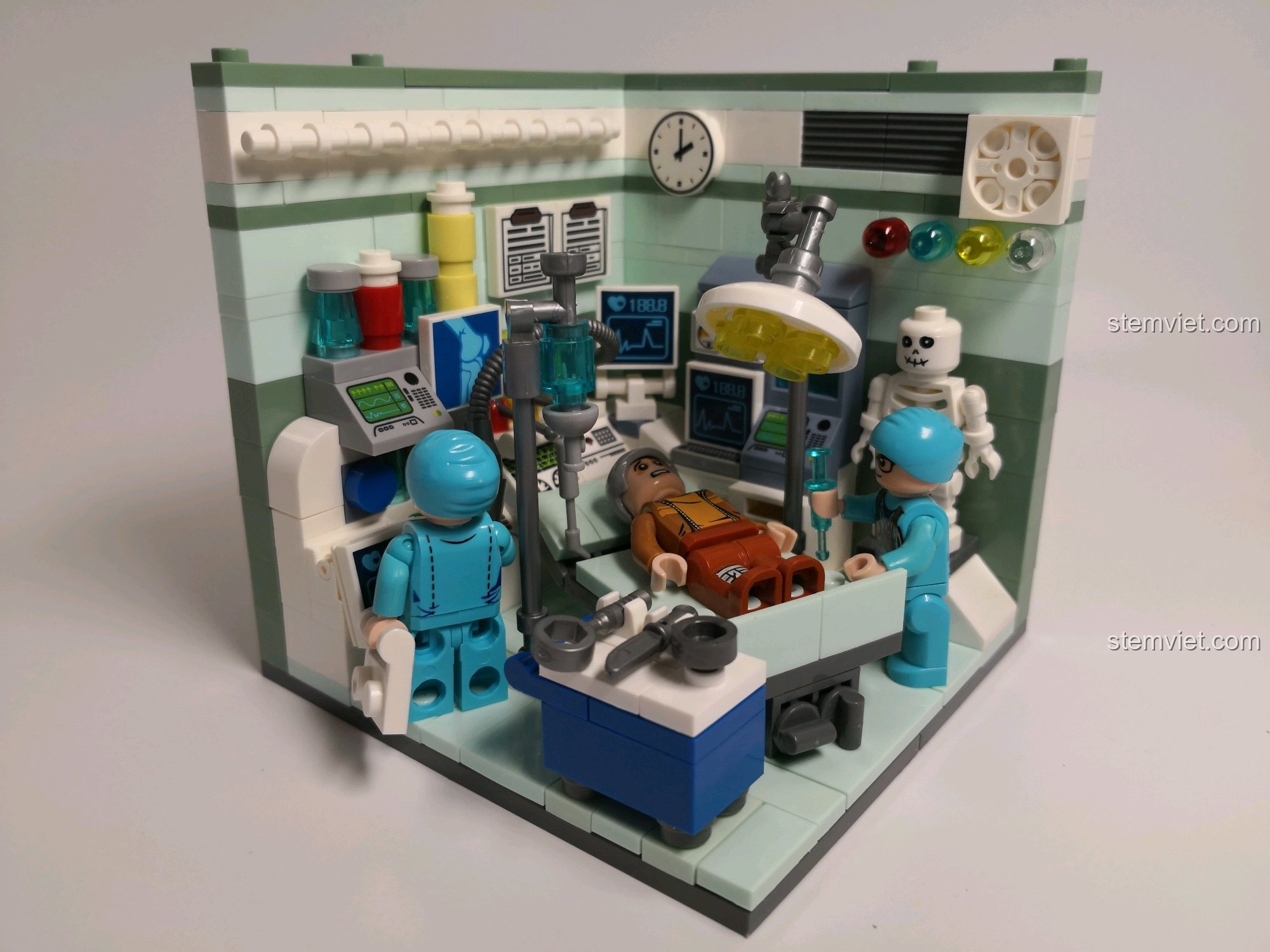 Cận cảnh ca phẫu thuật với các chi tiết máy móc y tế hiện đại, đèn mổ và đội ngũ bác sĩ đang làm việc.