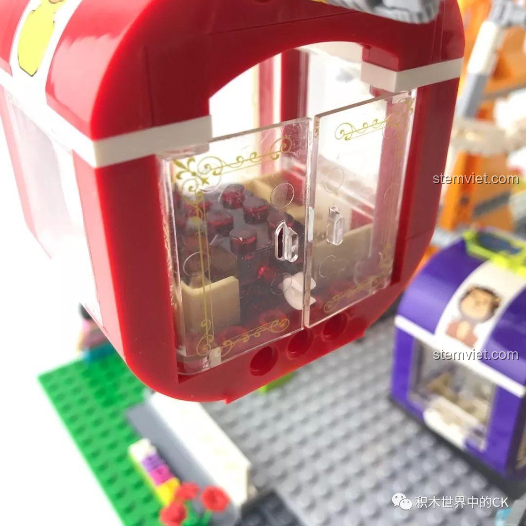 Cận cảnh hai cabin màu tím và xanh lá của Vòng Quay Mặt Trời Winner 7036 với sticker hình voi và vẹt.