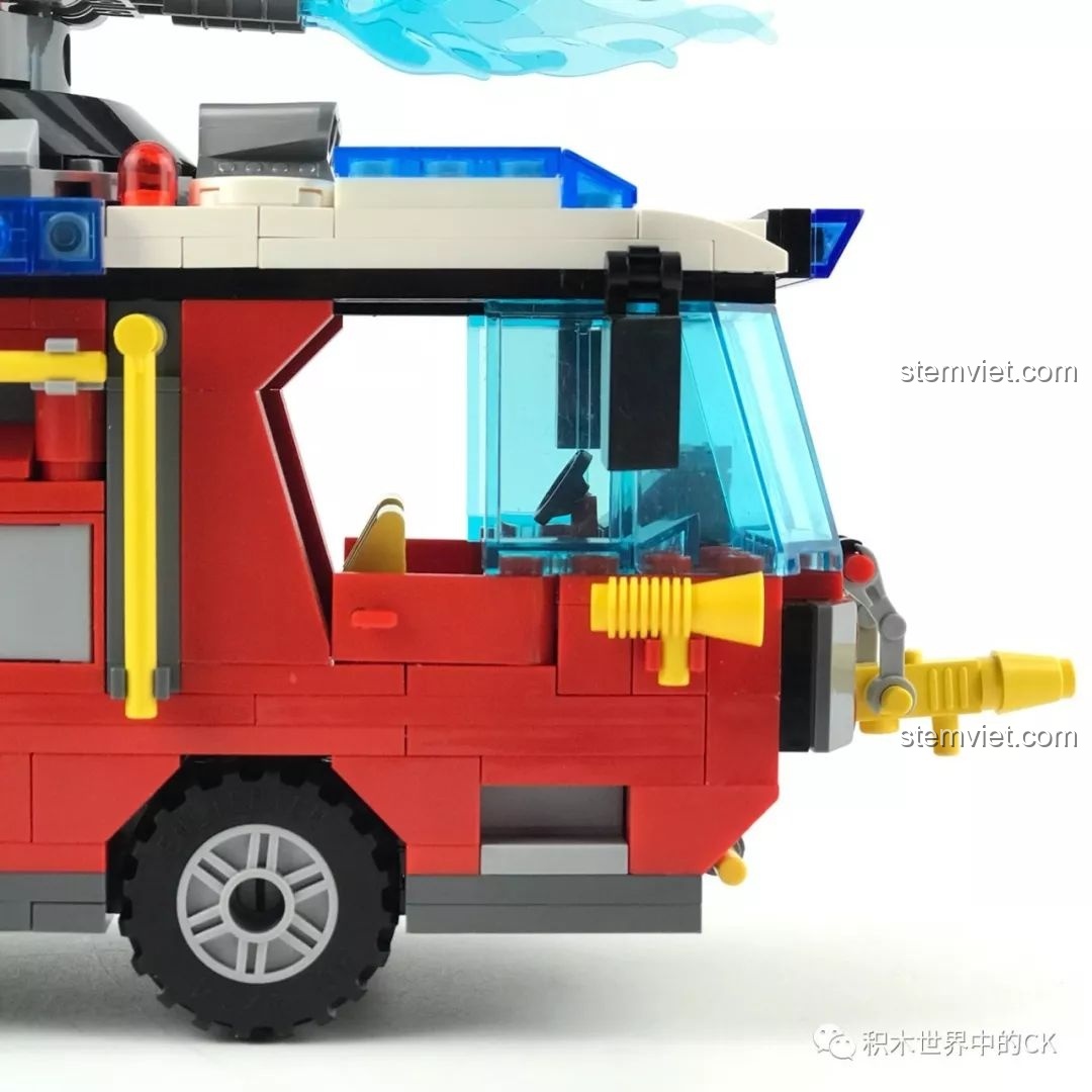 Cận cảnh cabin của xe cứu hỏa QMAN 2809, cho thấy ghế ngồi và vô lăng bên trong.