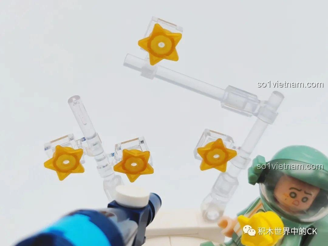 Cận cảnh các ngôi sao vàng lấp lánh được gắn trên thanh đỡ trong suốt, tạo hiệu ứng 3D cho mô hình Stargazing trong bộ đồ chơi WISE BLOCK HA390213.