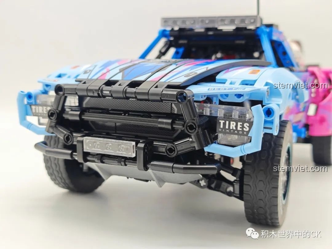 Cận cảnh chi tiết cản trước và lưới tản nhiệt của xe đồ chơi lắp ráp SEMBO 715006.