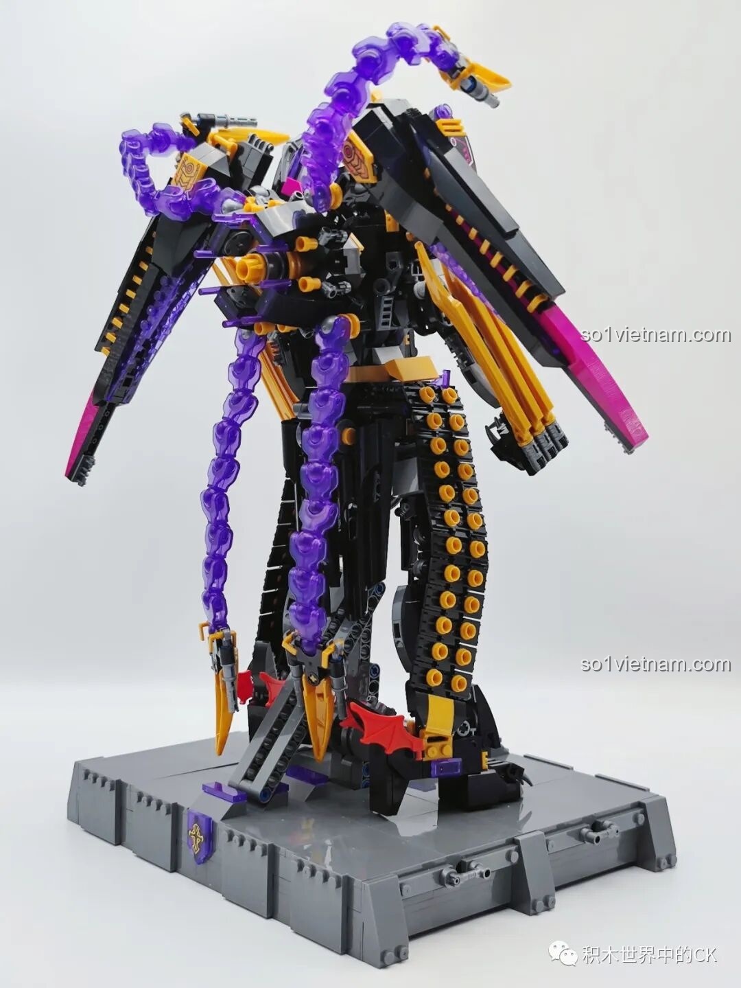 Cận cảnh phần cánh và các chi tiết phụ trợ của Kỵ Sĩ Tai Ương, tạo nên vẻ ngoài độc đáo và phức tạp cho robot Mecha.