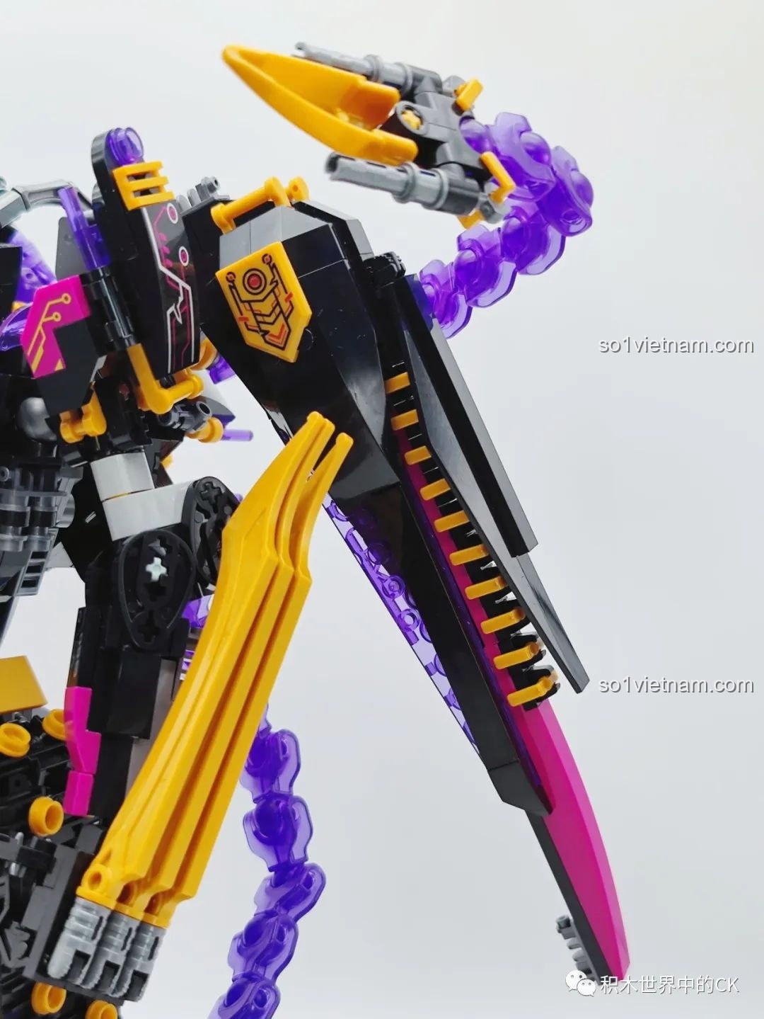 Cận cảnh phần cánh và vũ khí của robot Mecha, tạo nên vẻ ngoài mạnh mẽ và uy lực cho Kỵ Sĩ Tai Ương JIESTAR 67010.