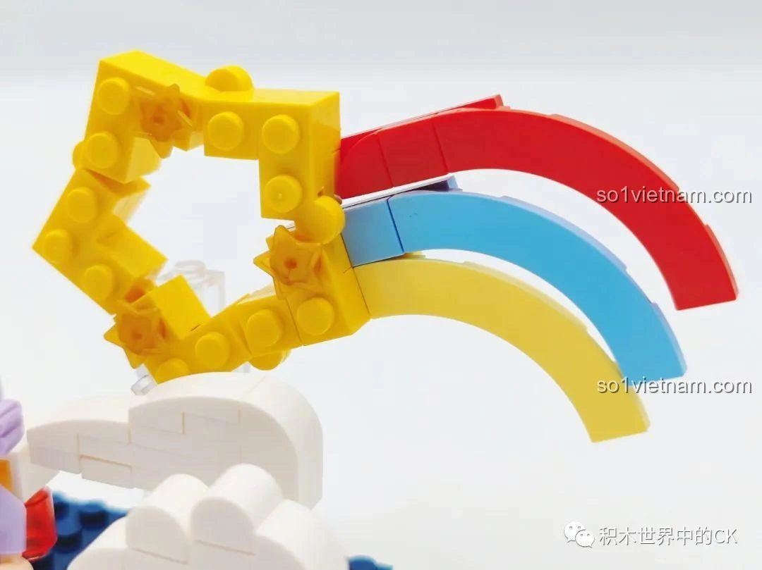 Cận cảnh dải cầu vồng rực rỡ với các màu đỏ, xanh dương, vàng, một phần của mô hình Wishing Meteor trong bộ đồ chơi WISE BLOCK HA390213.