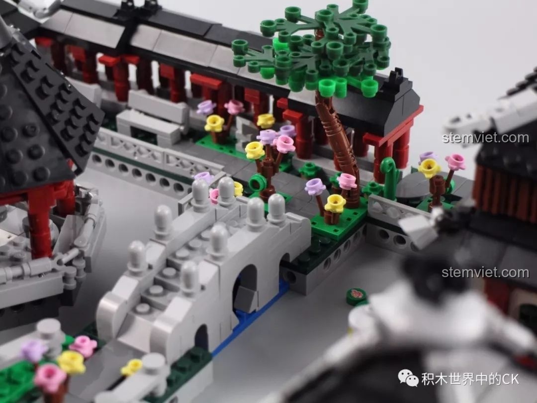 Ảnh chụp cận cảnh cây cầu đá và các khóm hoa trong Vườn Tô Châu, tạo nên một khung cảnh lãng mạn.