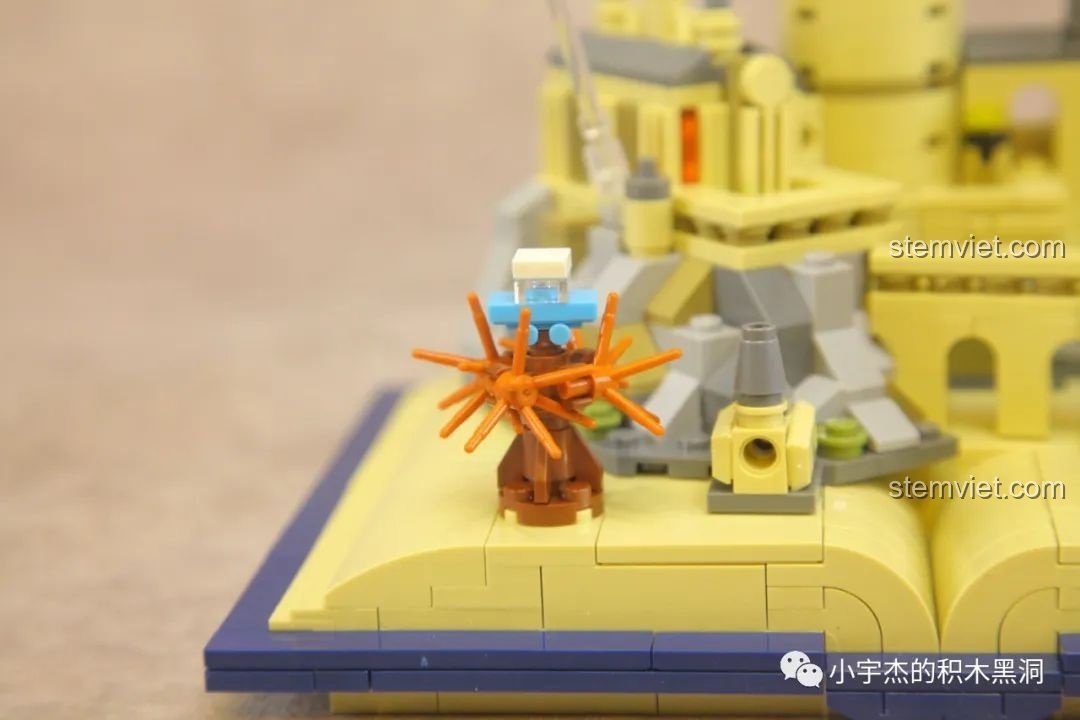 Cận cảnh chi tiết cây Liễu Roi trong bộ đồ chơi mô hình Lâu đài Hogwarts cho con trai 12+.