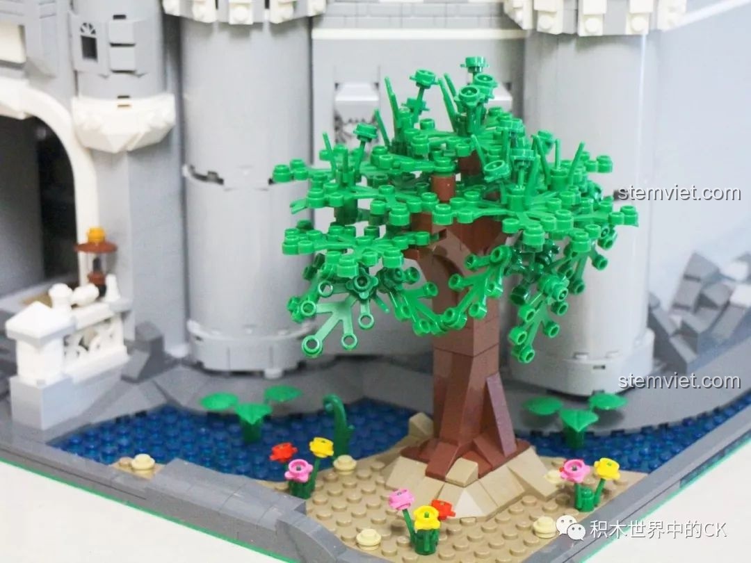 Cận cảnh cây xanh được lắp ráp từ các mảnh ghép nhỏ trong bộ lắp ráp Tòa lâu đài nguy nga Mould King.