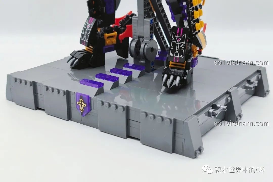 Cận cảnh phần chân và đế của robot Kỵ Sĩ Tai Ương, chi tiết móng vuốt sắc sảo và các bậc thang nhỏ, tăng tính chân thực.