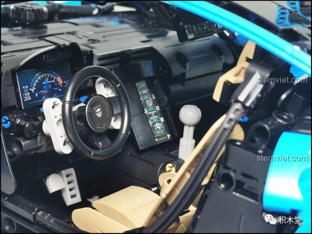 Cận cảnh chi tiết chân ga và chân phanh bên trong khoang lái của bộ xếp hình Siêu xe Lamborghini Centenario.