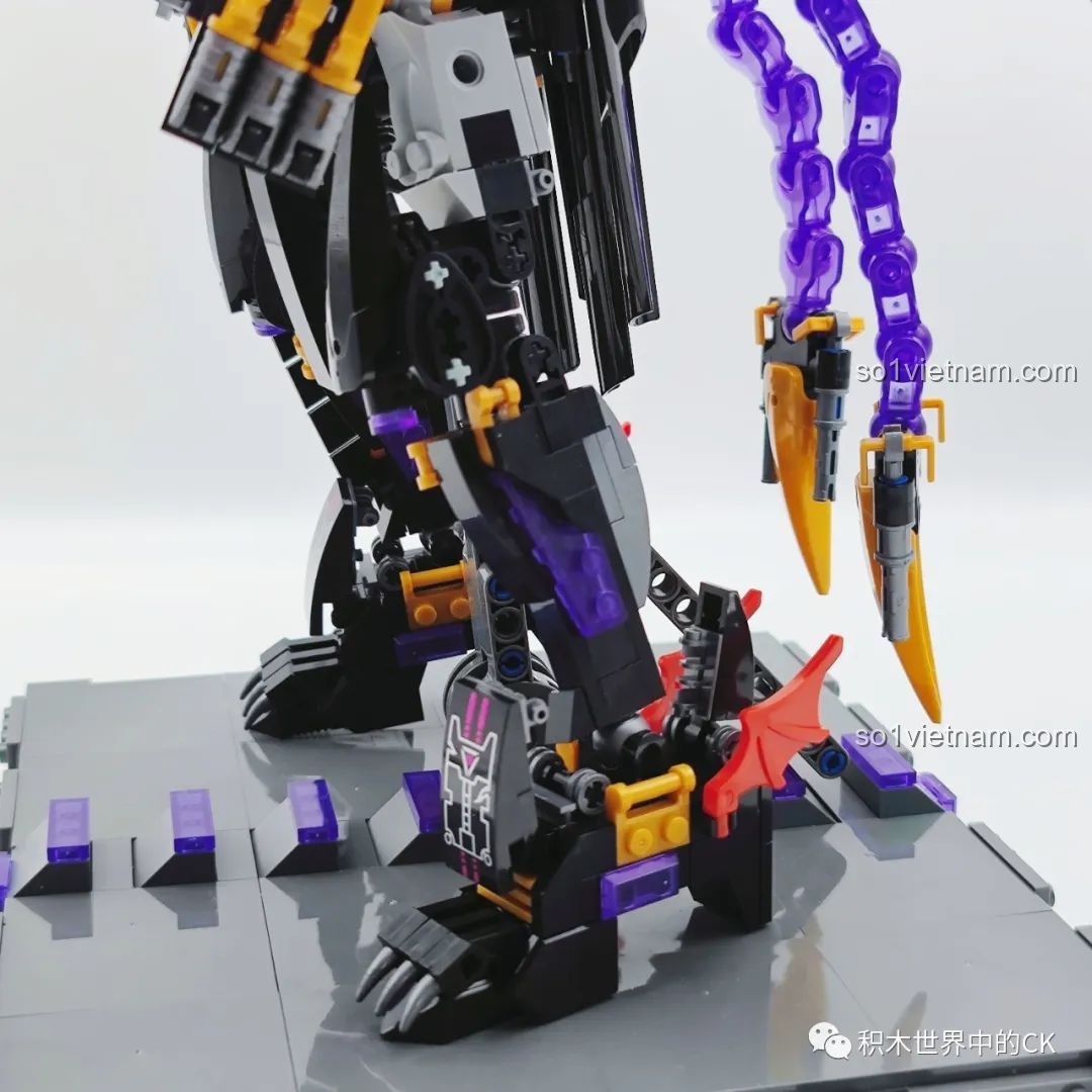 Góc nhìn cận cảnh phần chân và các chi tiết phụ trợ của robot Mecha, cho thấy sự phức tạp và tỉ mỉ trong thiết kế.