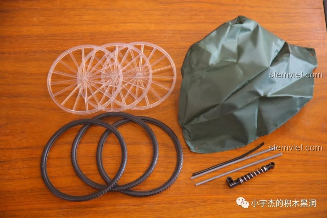 Các chi tiết đặc biệt của mô hình AchKo 50015 được bày ra, gồm bánh xe, lốp, mui bạt và giảm xóc.