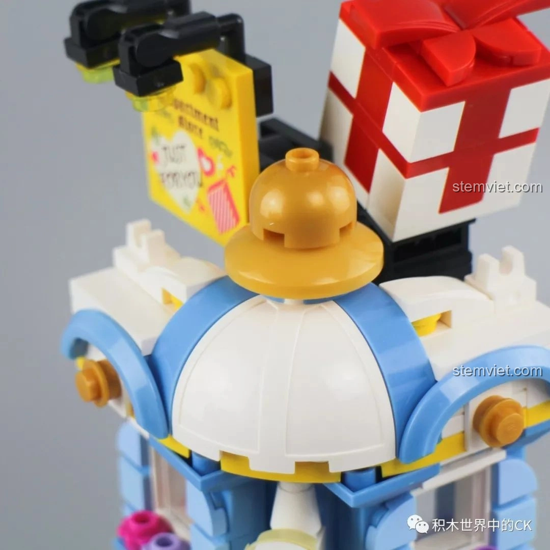 Góc nhìn cận cảnh dãy phố đồ chơi lắp ráp Keepplay City Corner C0101-C0105, thể hiện sự phong phú của chi tiết.