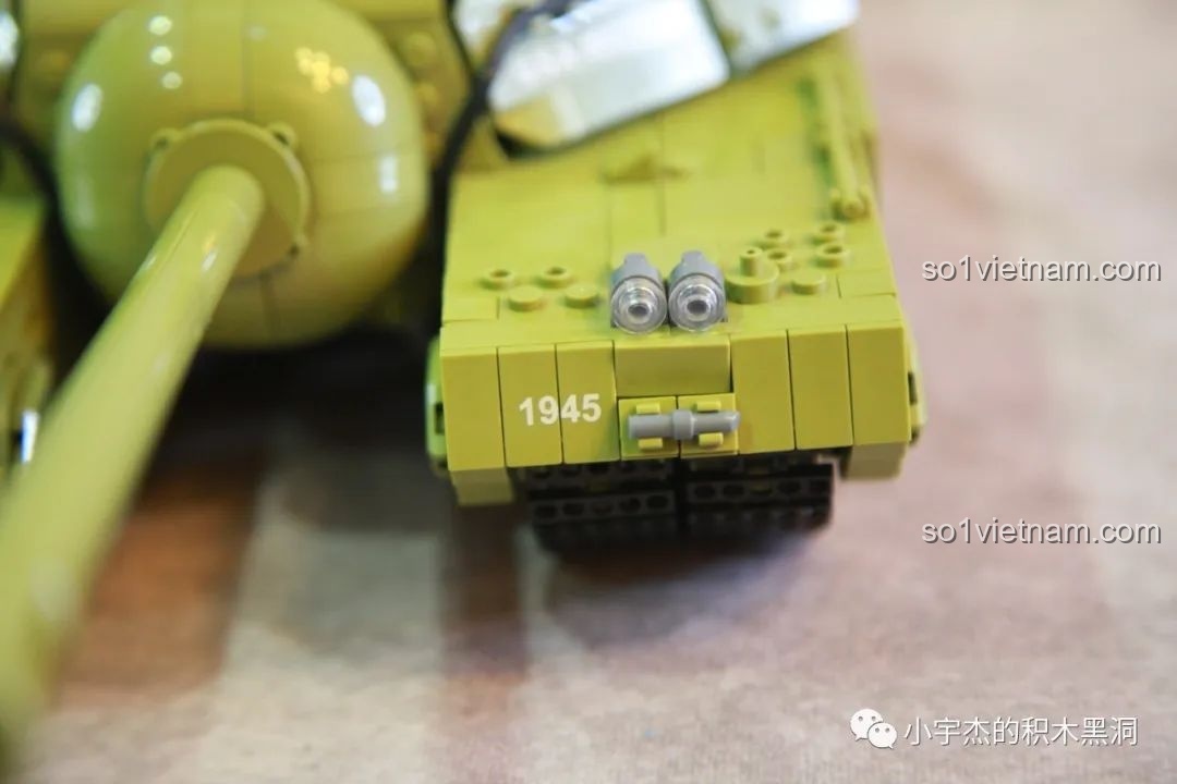 Cận cảnh chi tiết in số 1945 trên phần giáp trước của mô hình xe tăng T28.