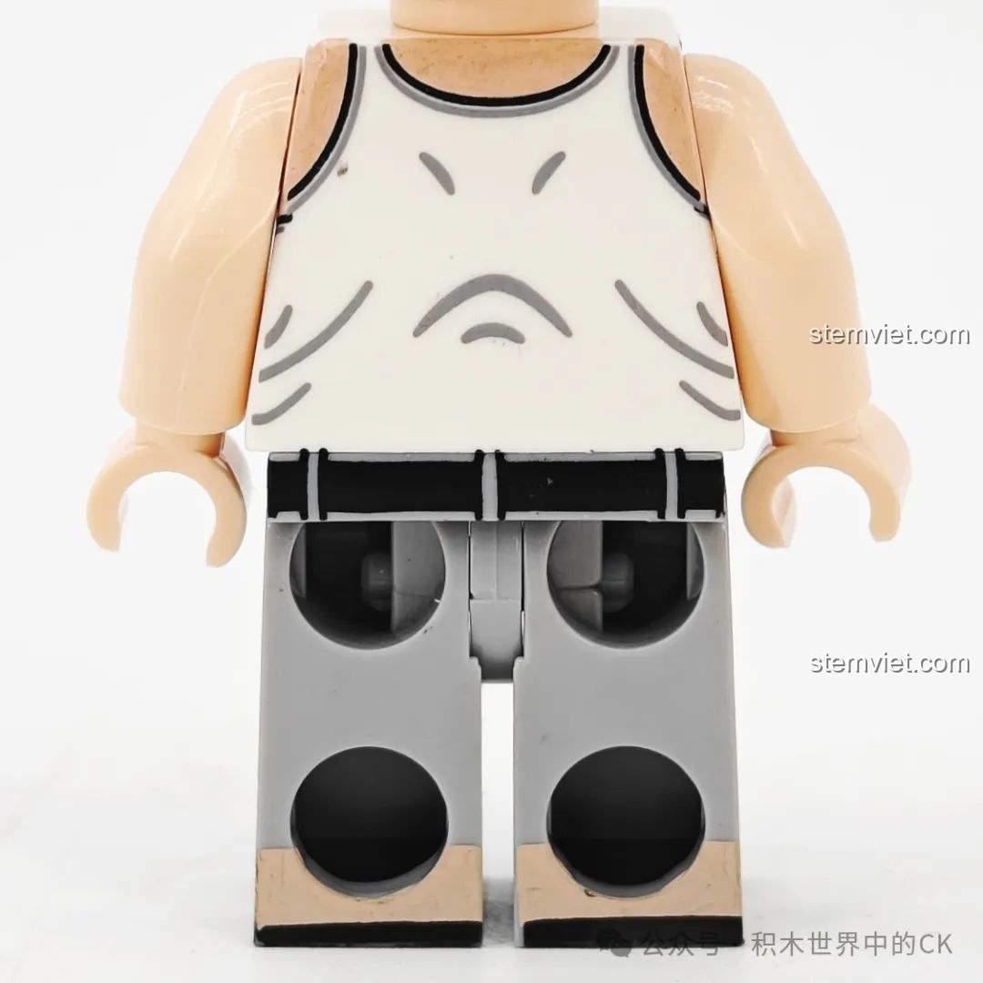 Cận cảnh chi tiết in trên thân minifigure Ông chủ Cẩm trong bộ Wekki 516954, cho thấy độ sắc nét.