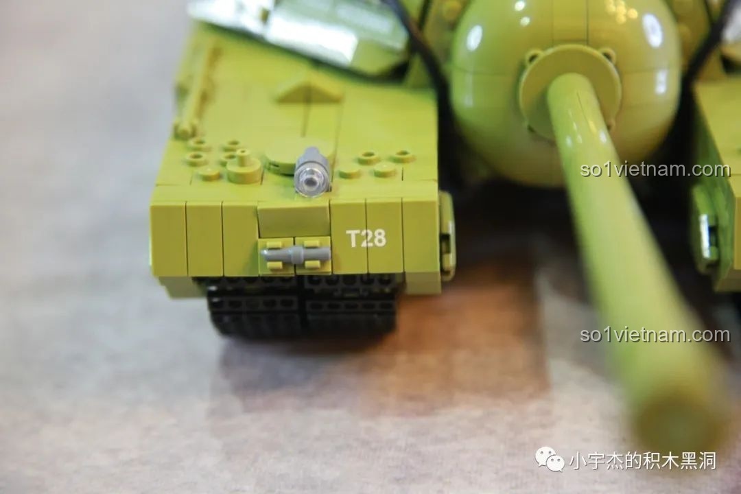 Cận cảnh chi tiết in chữ T28 trên phần giáp trước của mô hình xe tăng.