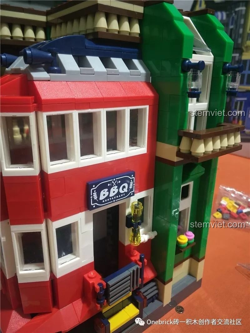 Cận cảnh chi tiết ban công, cửa sổ và biển hiệu BBQ trên mô hình WANGE 6313 Nhà hàng BBQ.