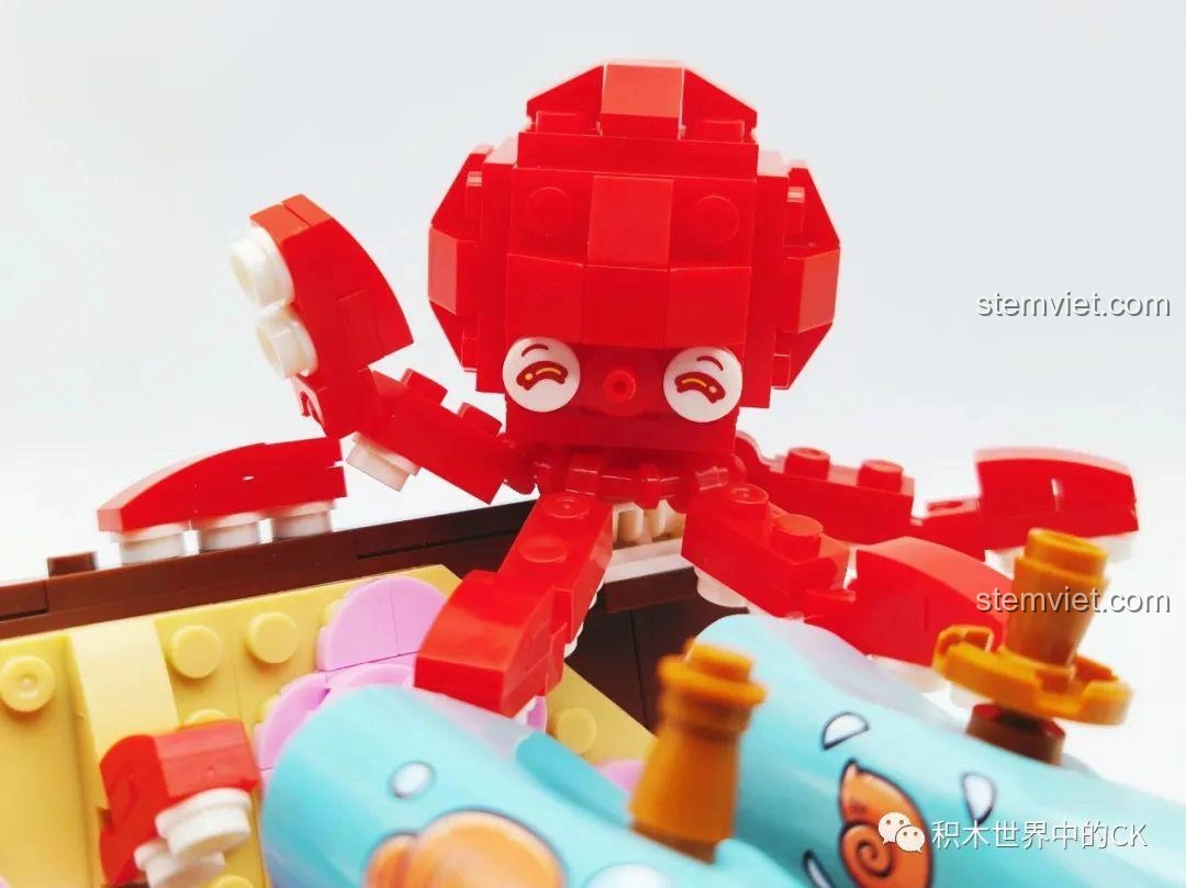Cận cảnh chú bạch tuộc đỏ rực của đồ chơi lắp ráp KUYU MOXING KY7069, nhân vật chính đáng yêu, chi tiết sắc nét.