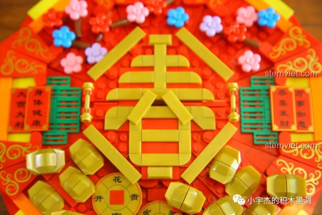 Cận cảnh chi tiết chữ 'Xuân' và các câu đối được trang trí tinh xảo trên nắp hộp WOMA C.9122.