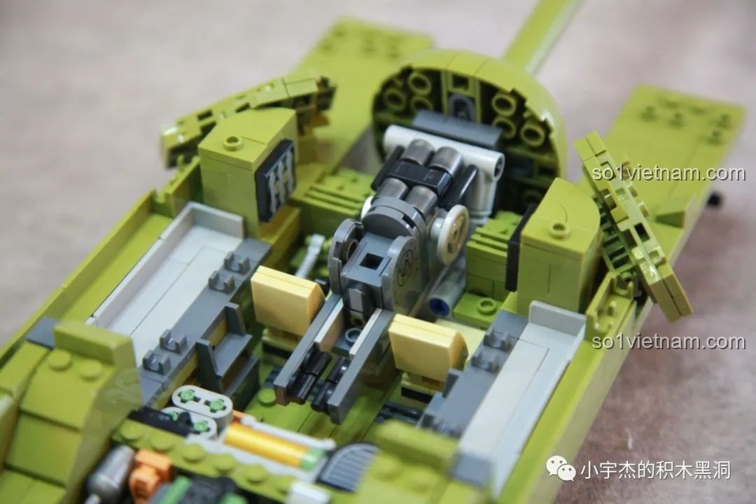 Cận cảnh cơ cấu khóa nòng pháo chi tiết bên trong mô hình xe tăng T28, có khả năng liên động.