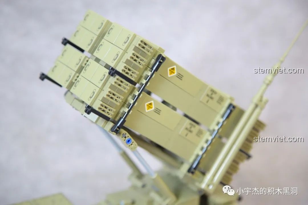 Cận cảnh chi tiết cơ cấu nâng và bệ phóng của bộ lắp ráp Xe kéo tên lửa Patriot 628014.