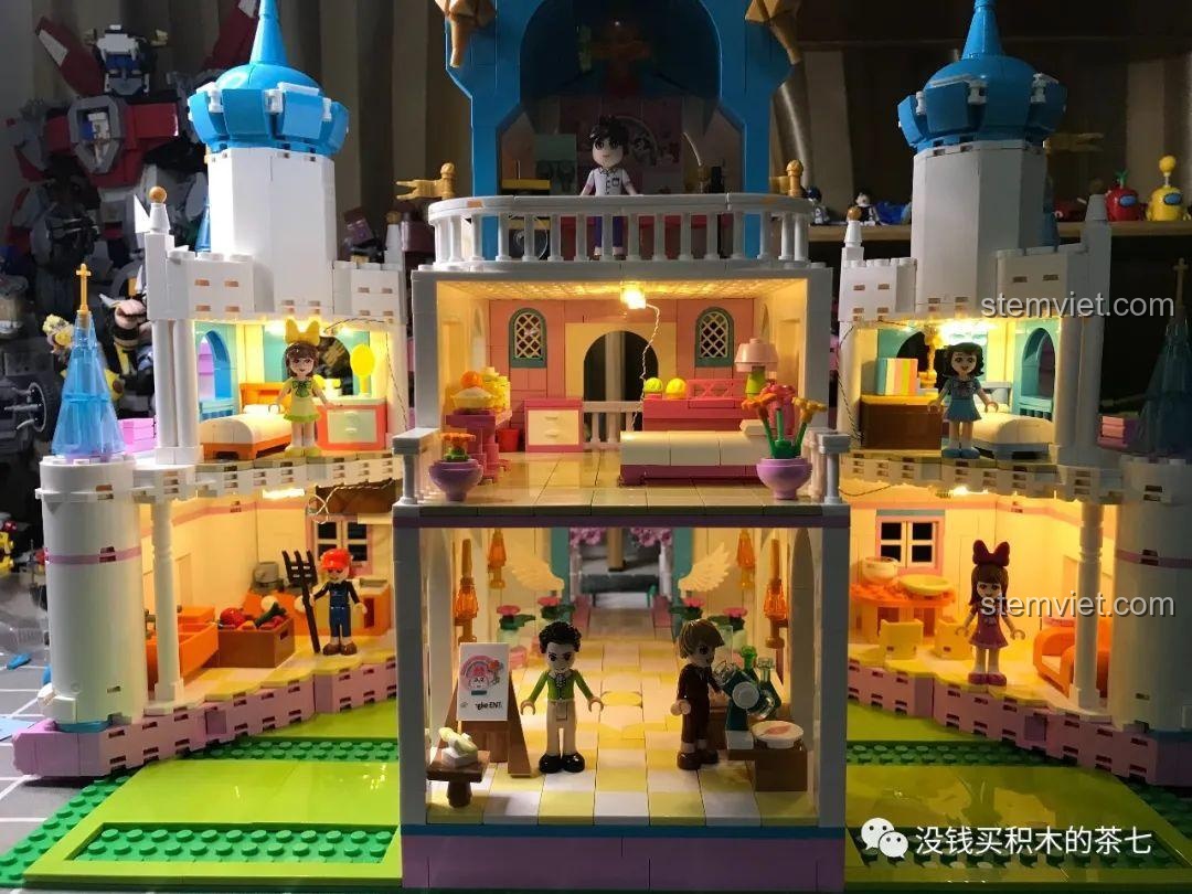 Cận cảnh cổng chào LINGKEFAMILY được trang trí bằng hoa và các chi tiết uốn lượn màu hồng.