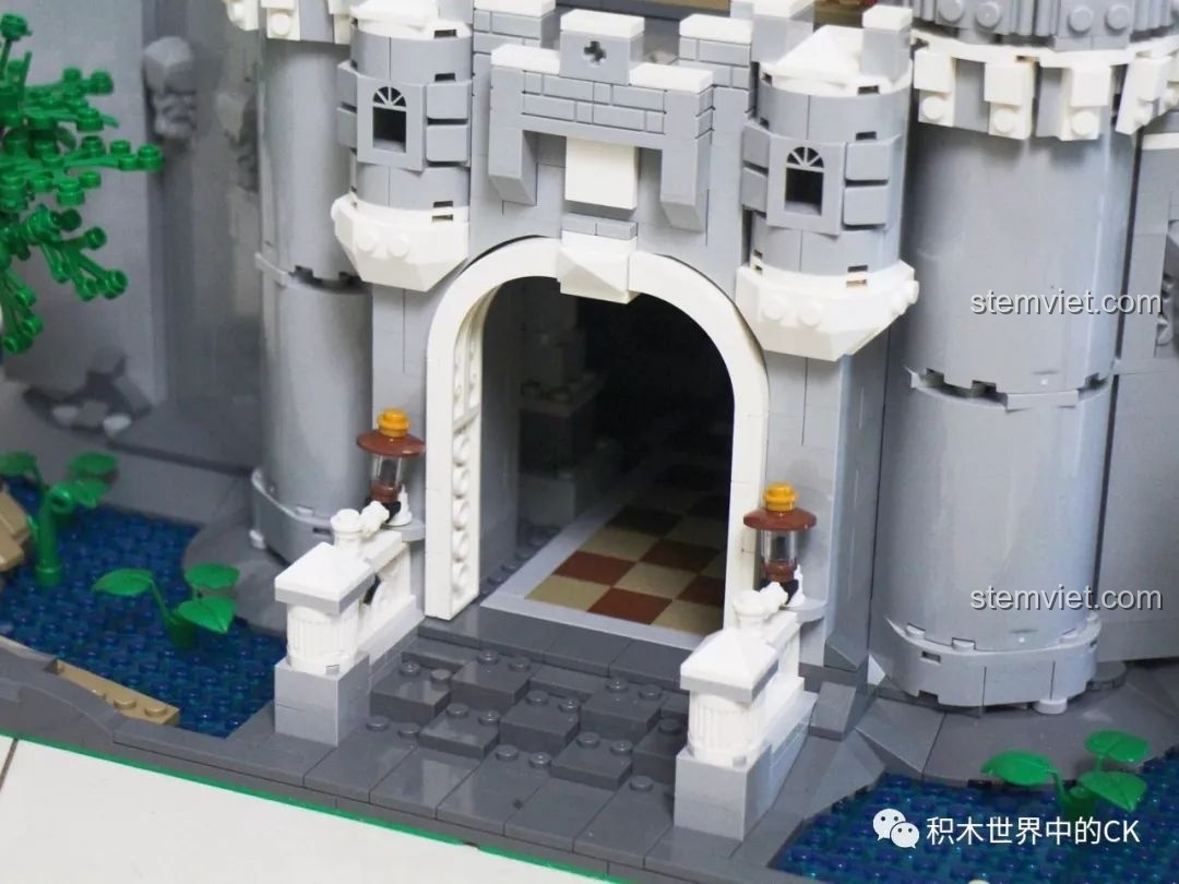 Cận cảnh cổng chính của bộ đồ chơi xây dựng Lâu đài công chúa Mould King với bậc tam cấp và đèn lồng.