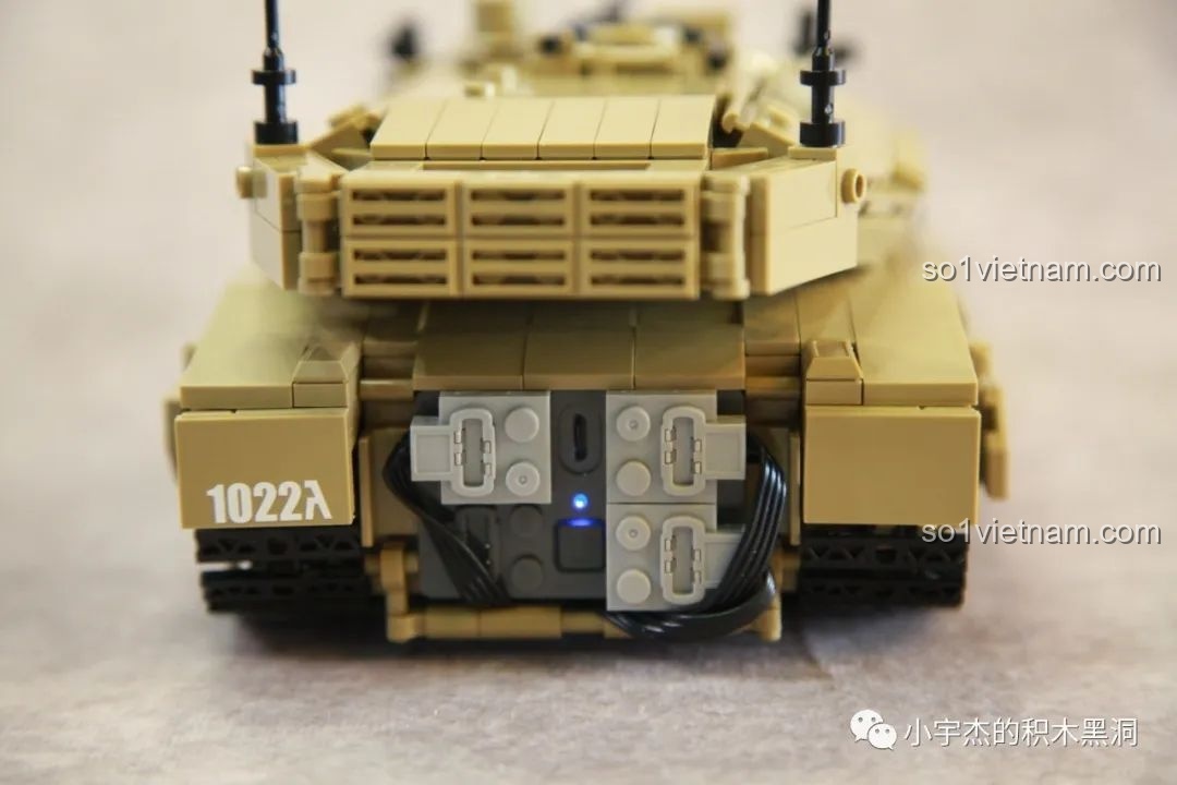 Cận cảnh công tắc, đèn báo và cổng sạc pin được đặt ở đuôi xe tăng Merkava MK4 Sluban M38-B1022.