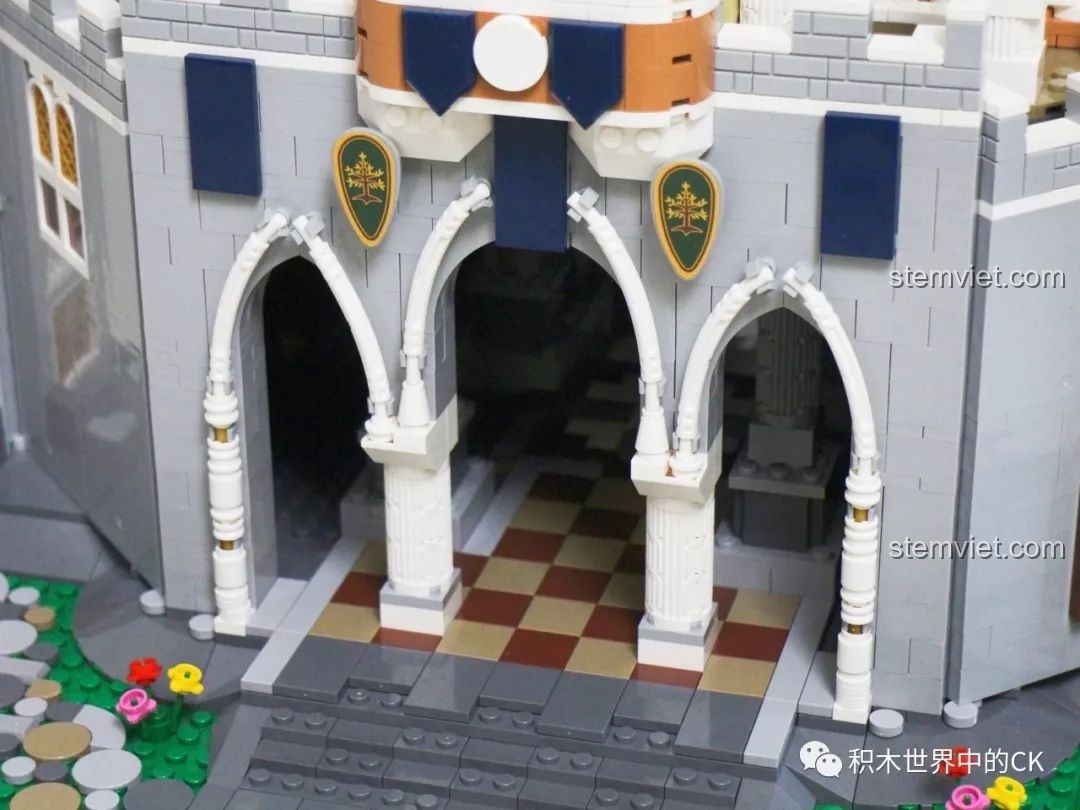 Cận cảnh cổng vòm và các cột trụ được trang trí tinh xảo của bộ đồ chơi xây dựng Lâu đài công chúa.