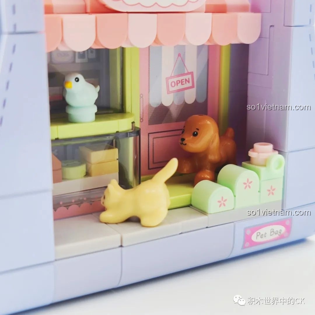 Cận cảnh các chi tiết bên trong cửa hàng thú cưng mini của Wekki 516908, bao gồm chó, mèo, chim và kệ hàng.