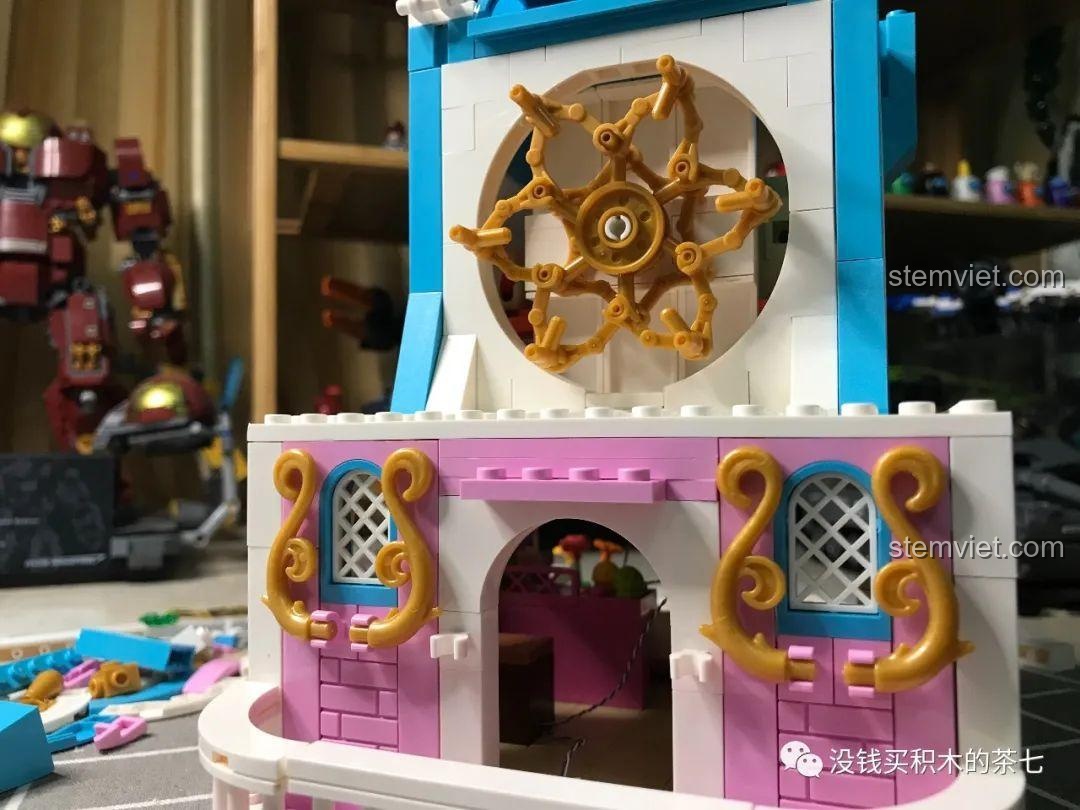 Cận cảnh cửa sổ hoa hồng đã được lắp đặt hoàn chỉnh trên mặt tiền của Lâu Đài Phép Thuật.