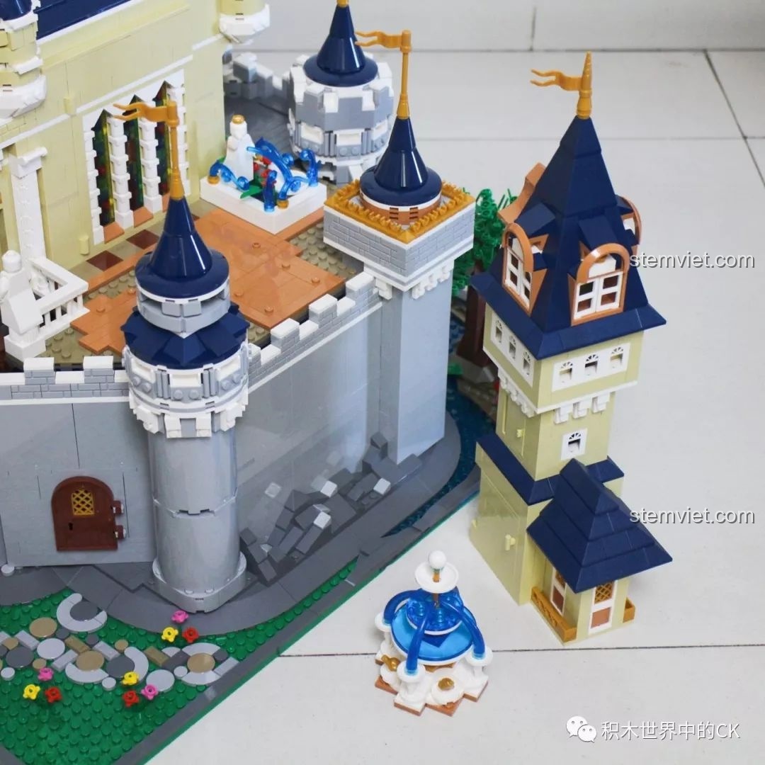 Cận cảnh cửa sổ kính màu nhiều màu sắc của bộ đồ chơi xây dựng Lâu đài công chúa Mould King.