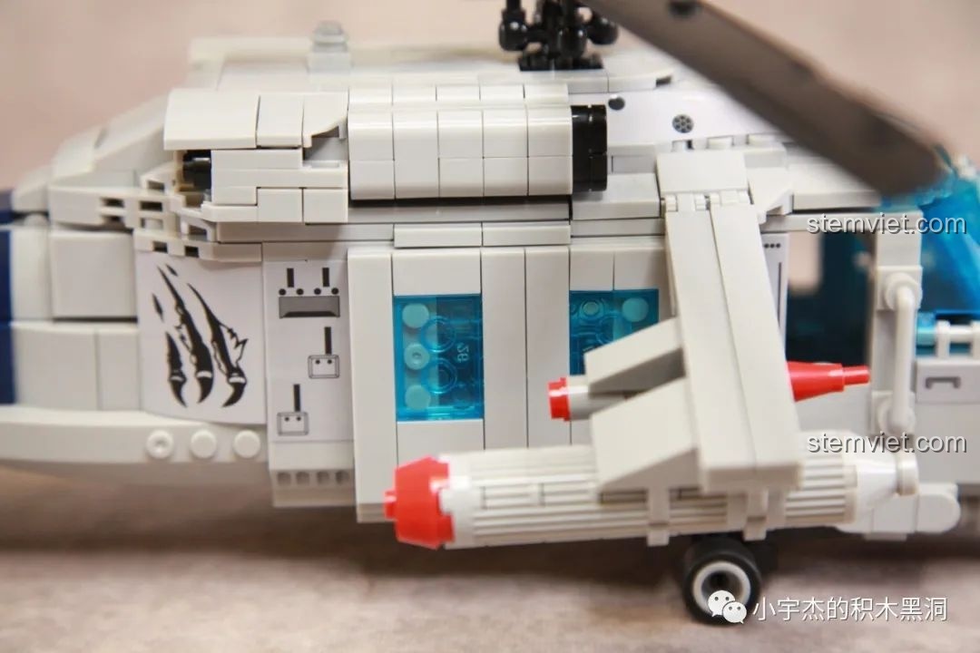 Cận cảnh chi tiết cửa trượt và hệ thống vũ khí được trang bị trên mô hình WOMA C0897 Black Hawk.