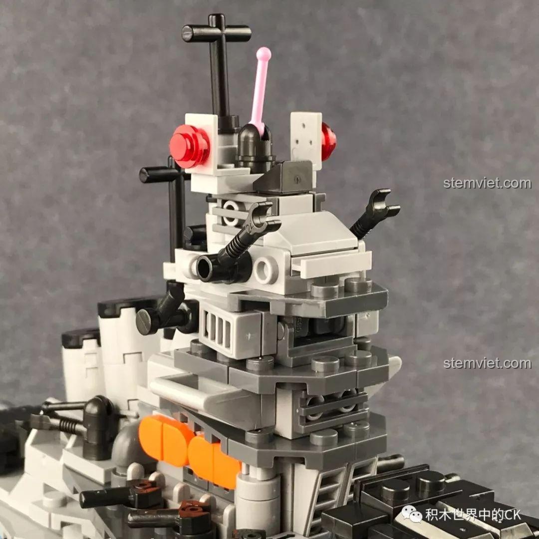 Cận cảnh đài chỉ huy của Tàu Mẹ Không Gian Xingbao XB13001 với các chi tiết ăng-ten và radar tinh xảo.