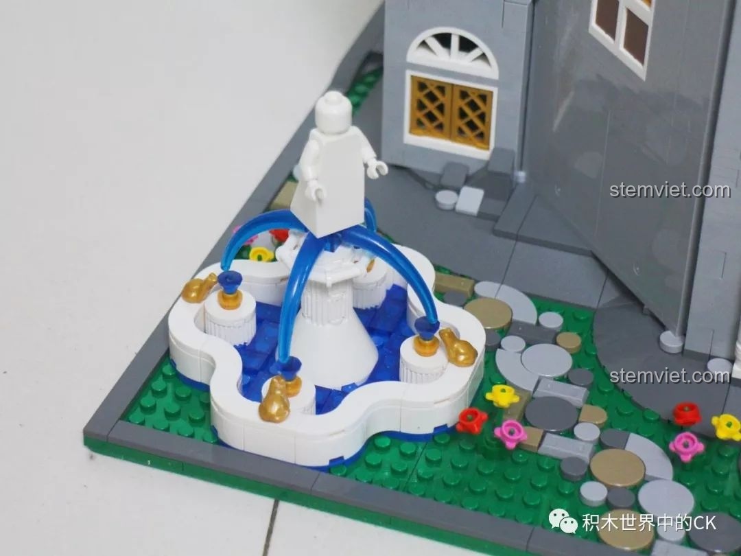 Cận cảnh đài phun nước được lắp ráp chi tiết trong mô hình Lâu đài Disney Mould King 13132.