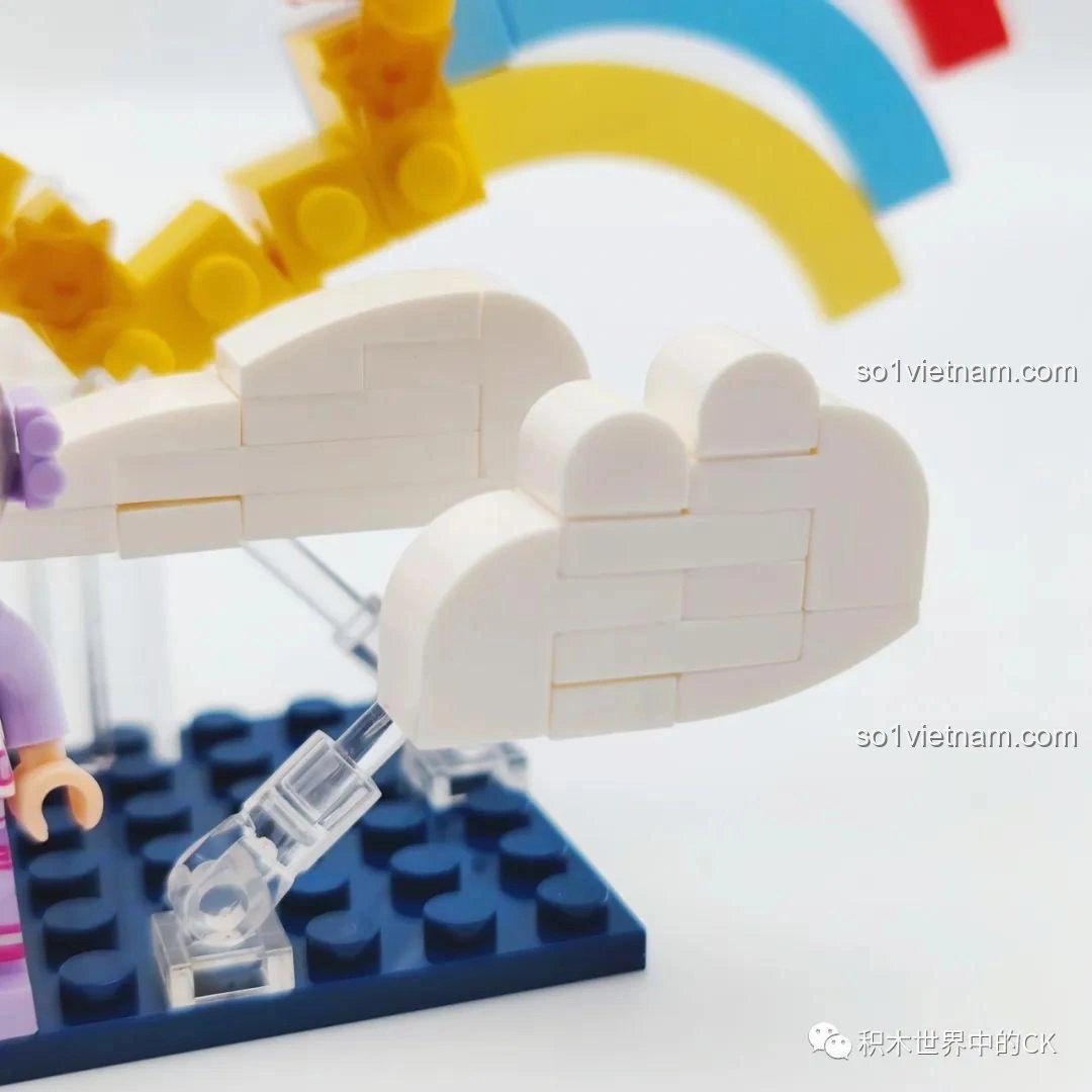 Cận cảnh đám mây trắng và các chi tiết đỡ trong suốt, một phần của mô hình Wishing Meteor trong bộ đồ chơi WISE BLOCK HA390213.